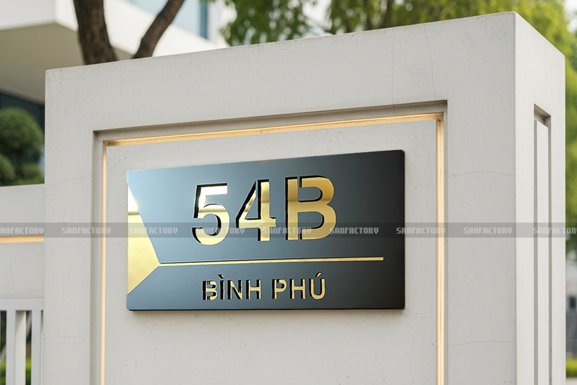 Bảng số nhà inox mica KMS-111 hiện đại trên mặt tiền ngôi nhà phố 