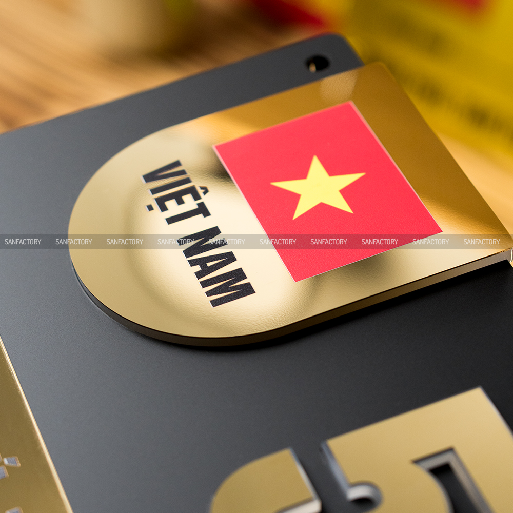 Bảng được gia công tỉ mỉ sắc nét