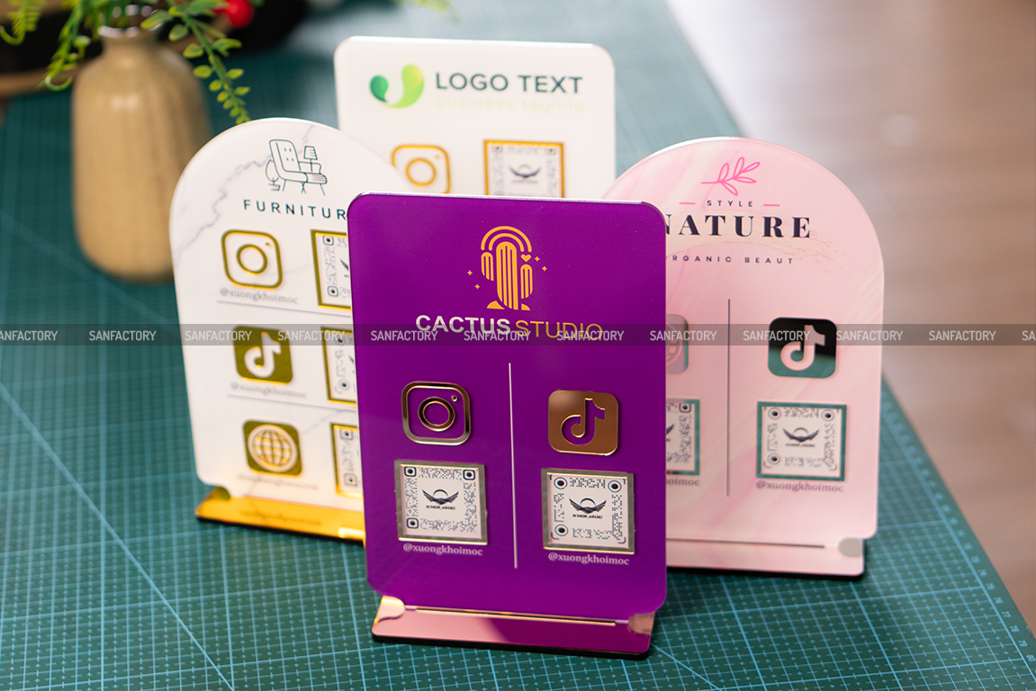 Bảng mica QR code để bàn